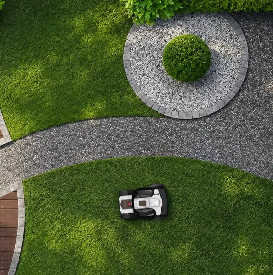 Rasenroboter in einem modern angelegten Garten