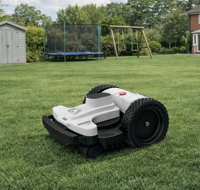 Beratungsgespräch zur Auswahl eines Mähroboters im Garten