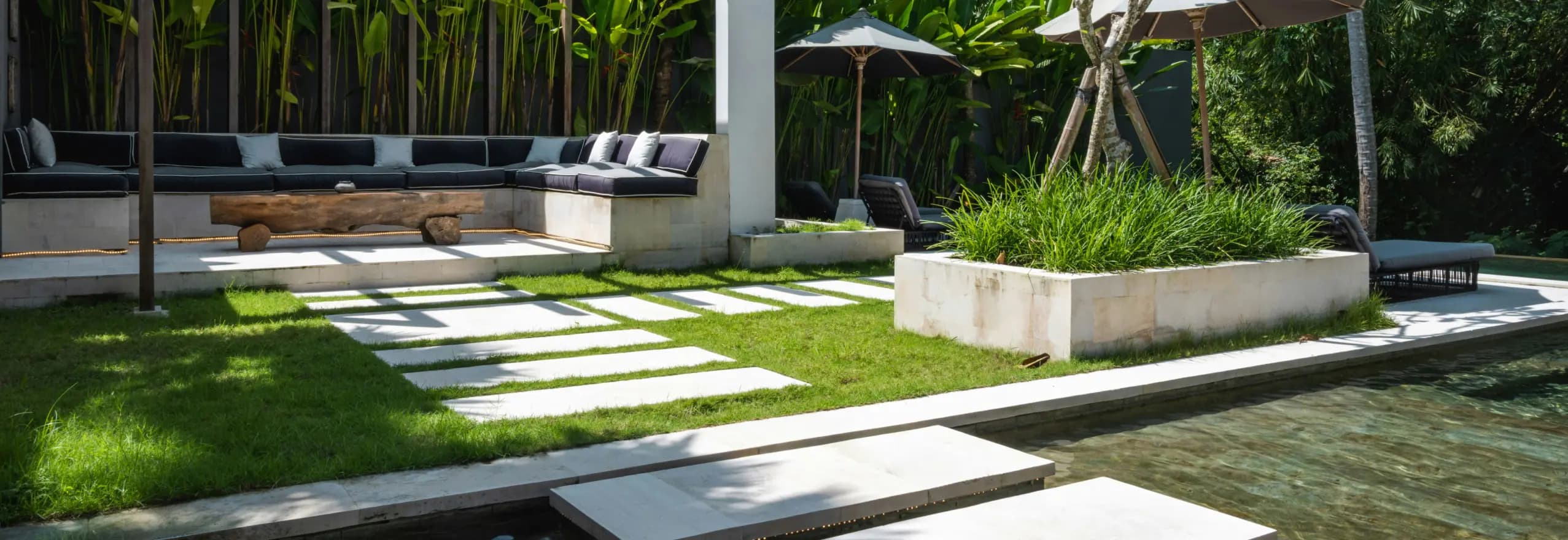 Espacio exterior de diseño moderno con césped y piscina