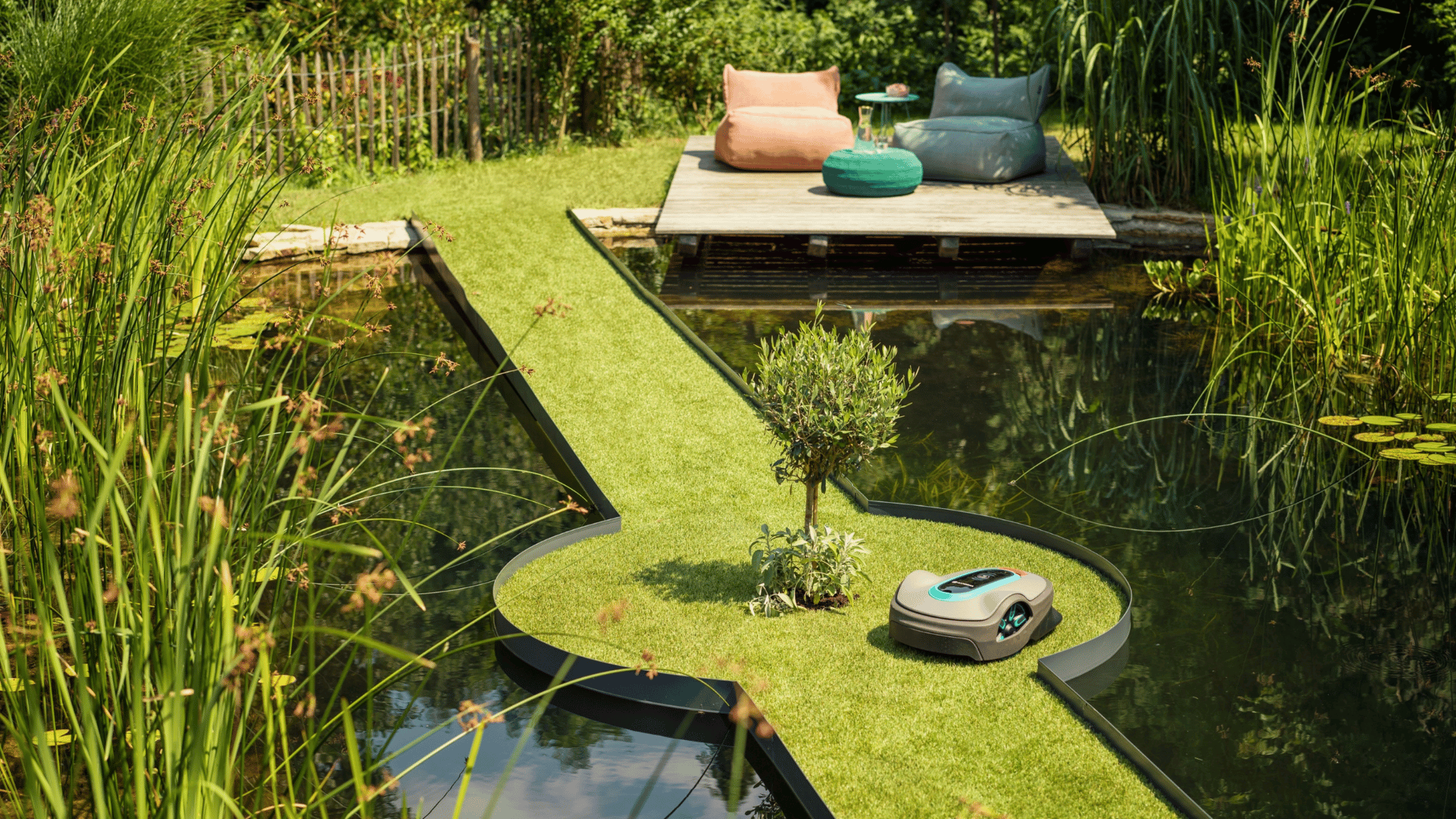 RTK 5 Gardena Rasenroboter fährt auf einer kleinen Insel im Naturpool – präzise Rasenpflege durch Rasen Rebell in Klosterneuburg und Wien