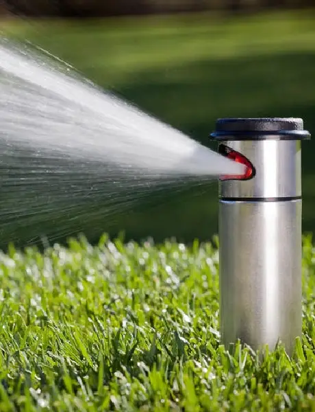 Hunter-Bewässerungsdüse sprüht Wasser auf Rasenfläche – effiziente automatische Gartenbewässerung durch Rasen Rebell in Klosterneuburg und Umgebung