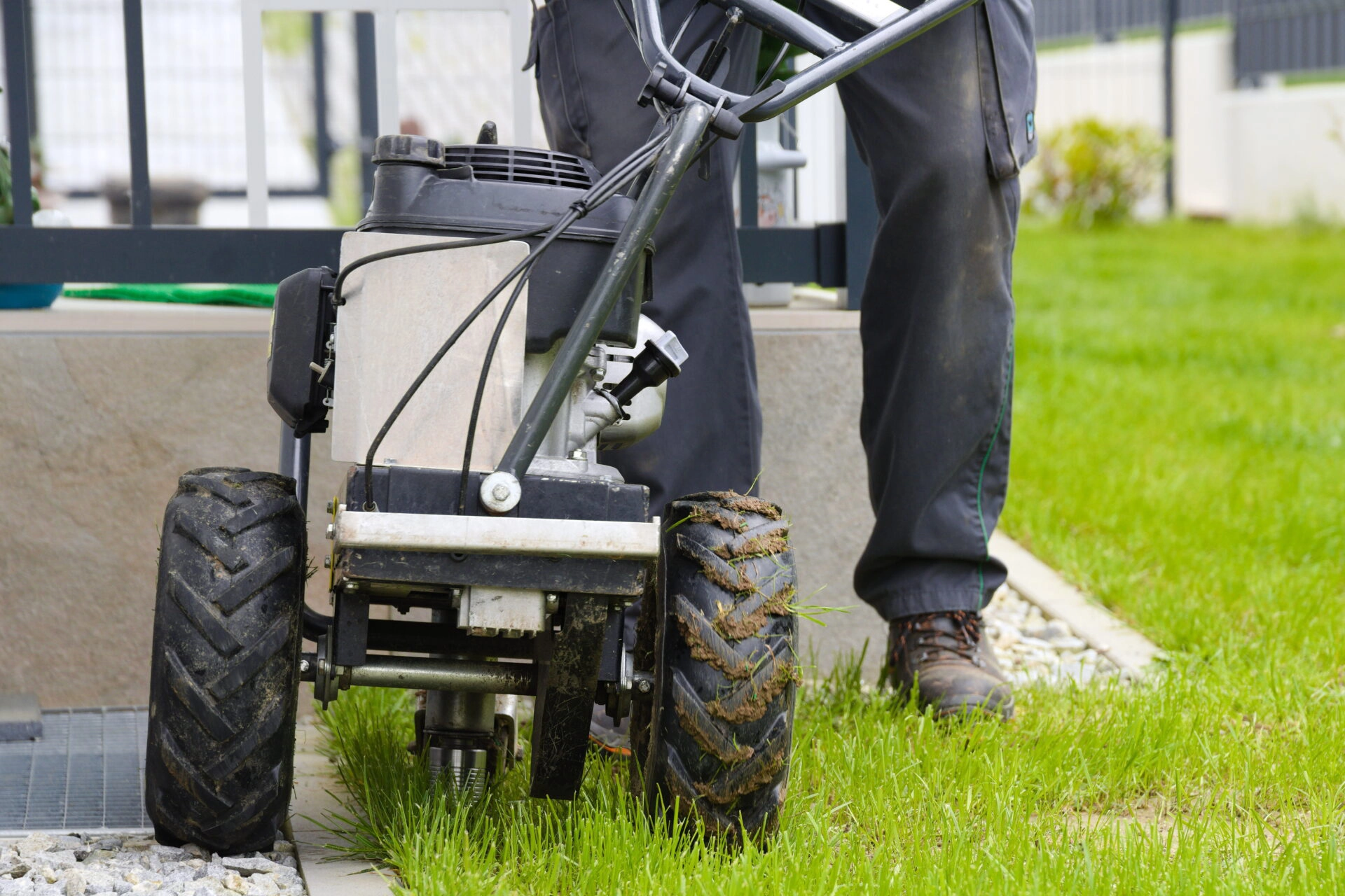 Installation 4 Rasenroboter Installation mit Verlegemaschine für Begrenzungskabel in Wien und Klosterneuburg durch Rasen Rebell